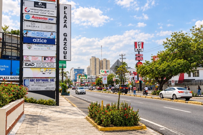 Geschäftsleben in Santo Domingo: Große Ketten und kleine Unternehmen prägen die dominikanische Unternehmenslandschaft.