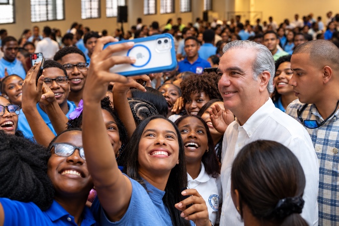 Gefragtes Fotomotiv – Präsident Luis Abinader wird in Sosúa zur Einweihung von zwei Schulen erwartet.