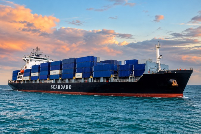 Rauer Seegang ließ mehrere Container auf dem Weg von den USA in die DomRep von Bord eines Frachters in den Atlantik fallen.