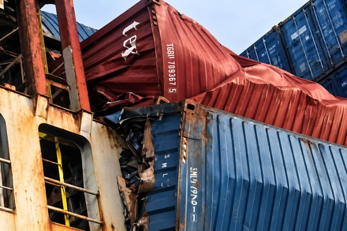 Schwer beschädigte Frachtcontainer: Nach dem Zwischenfall auf dem Atlantik erreichte nur ein Teil der Ladung den Hafen.