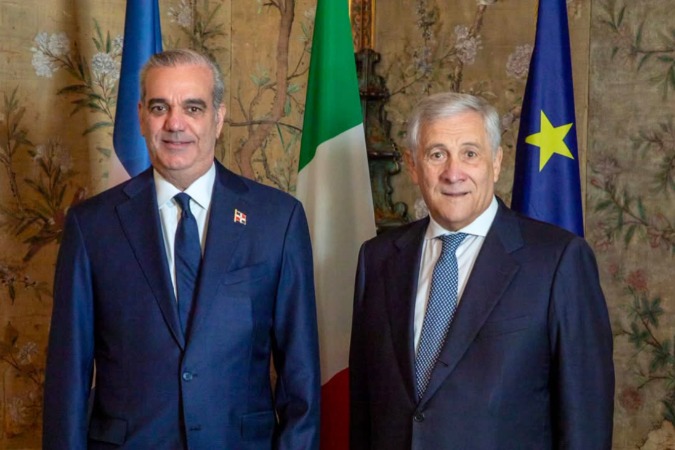 Das Foto sitzt, die Geschäfte stehen noch aus: Präsident Luis Abinader und Italiens Außenminister Antonio Tajani in Rom.