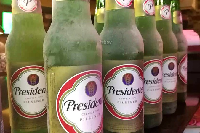 Gut gekühlt, aber immer teurer: Für das beliebte Presidente-Bier müssen Kunden bald noch tiefer in die Tasche greifen.