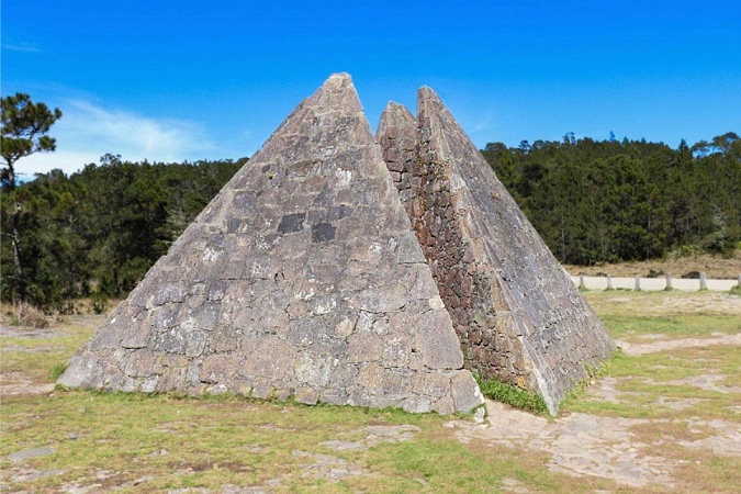 Pyramide vom „Valle Nuevo“ - Mittelpunkt des Landes?